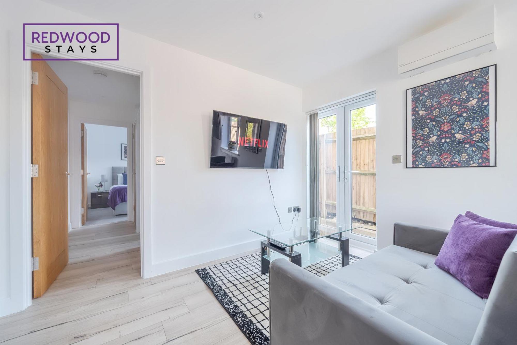 Modern Serviced Apartments For Contractors & Families With Free Parking, Wifi & Netflix By Redwood Stays ベージングストーク エクステリア 写真