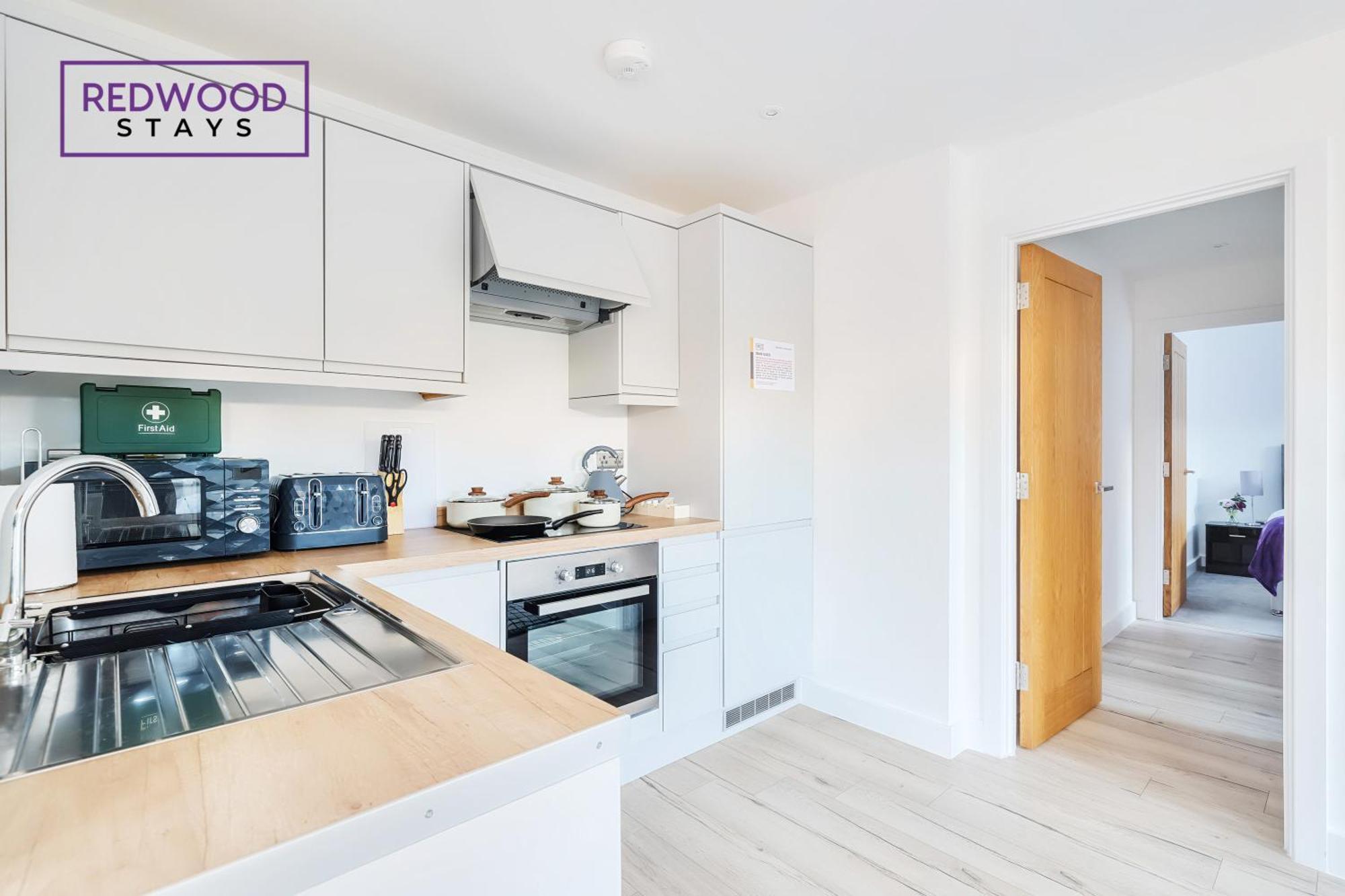Modern Serviced Apartments For Contractors & Families With Free Parking, Wifi & Netflix By Redwood Stays ベージングストーク エクステリア 写真