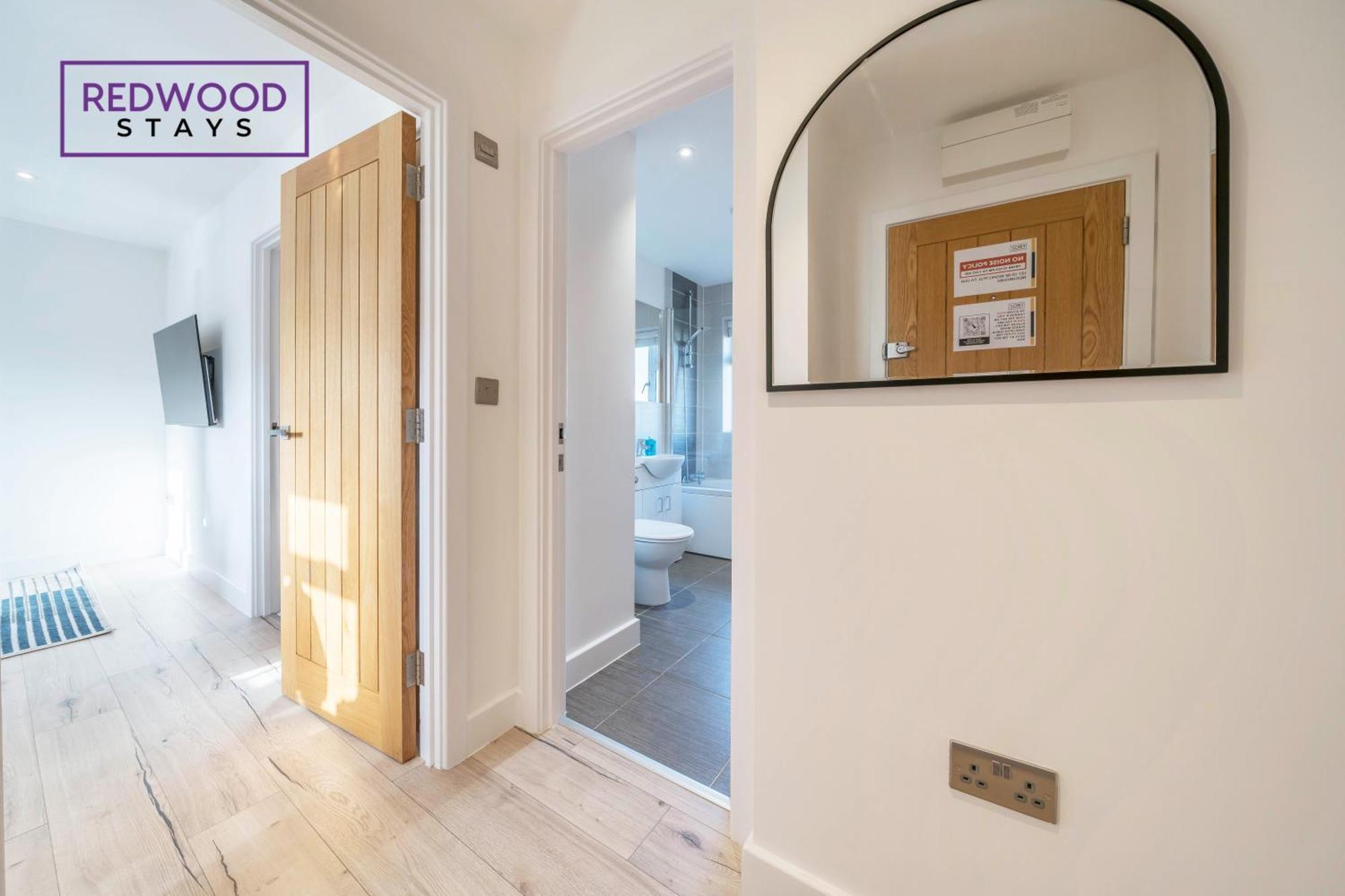 Modern Serviced Apartments For Contractors & Families With Free Parking, Wifi & Netflix By Redwood Stays ベージングストーク エクステリア 写真