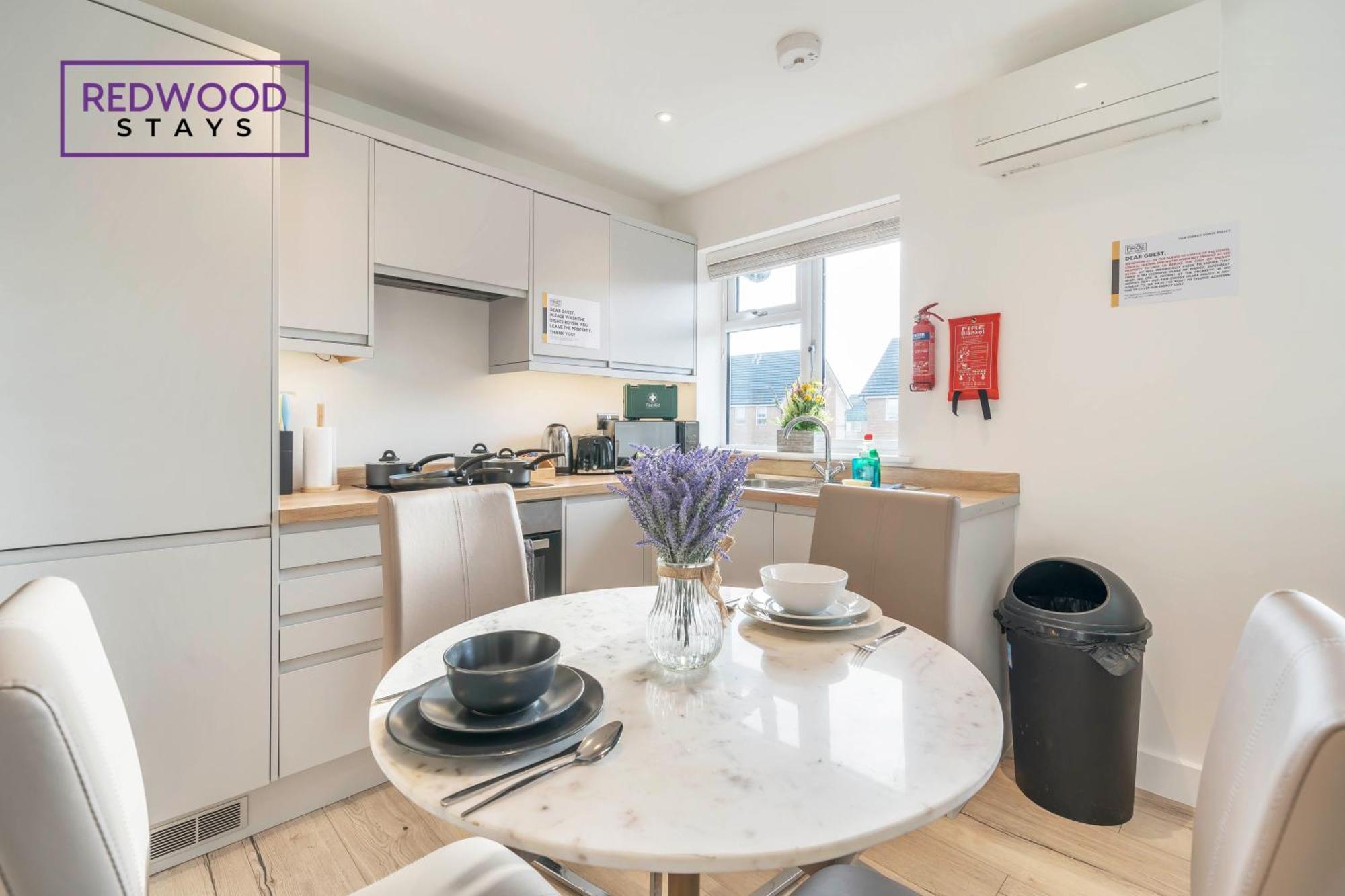 Modern Serviced Apartments For Contractors & Families With Free Parking, Wifi & Netflix By Redwood Stays ベージングストーク エクステリア 写真