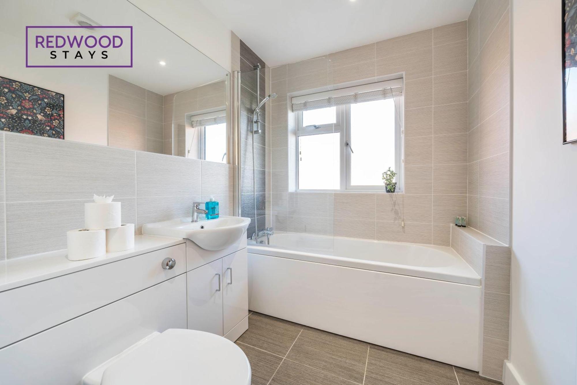 Modern Serviced Apartments For Contractors & Families With Free Parking, Wifi & Netflix By Redwood Stays ベージングストーク エクステリア 写真