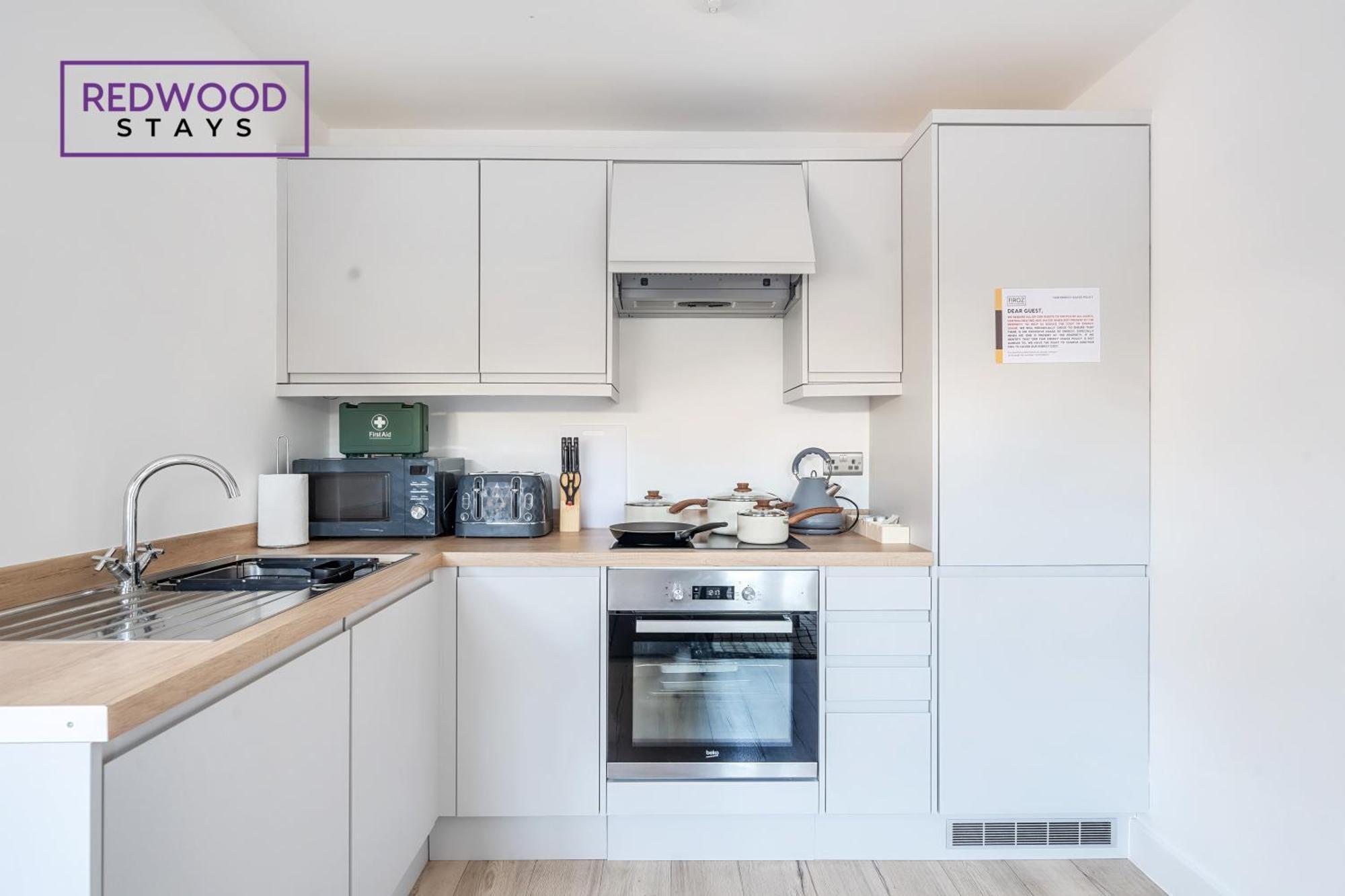 Modern Serviced Apartments For Contractors & Families With Free Parking, Wifi & Netflix By Redwood Stays ベージングストーク エクステリア 写真