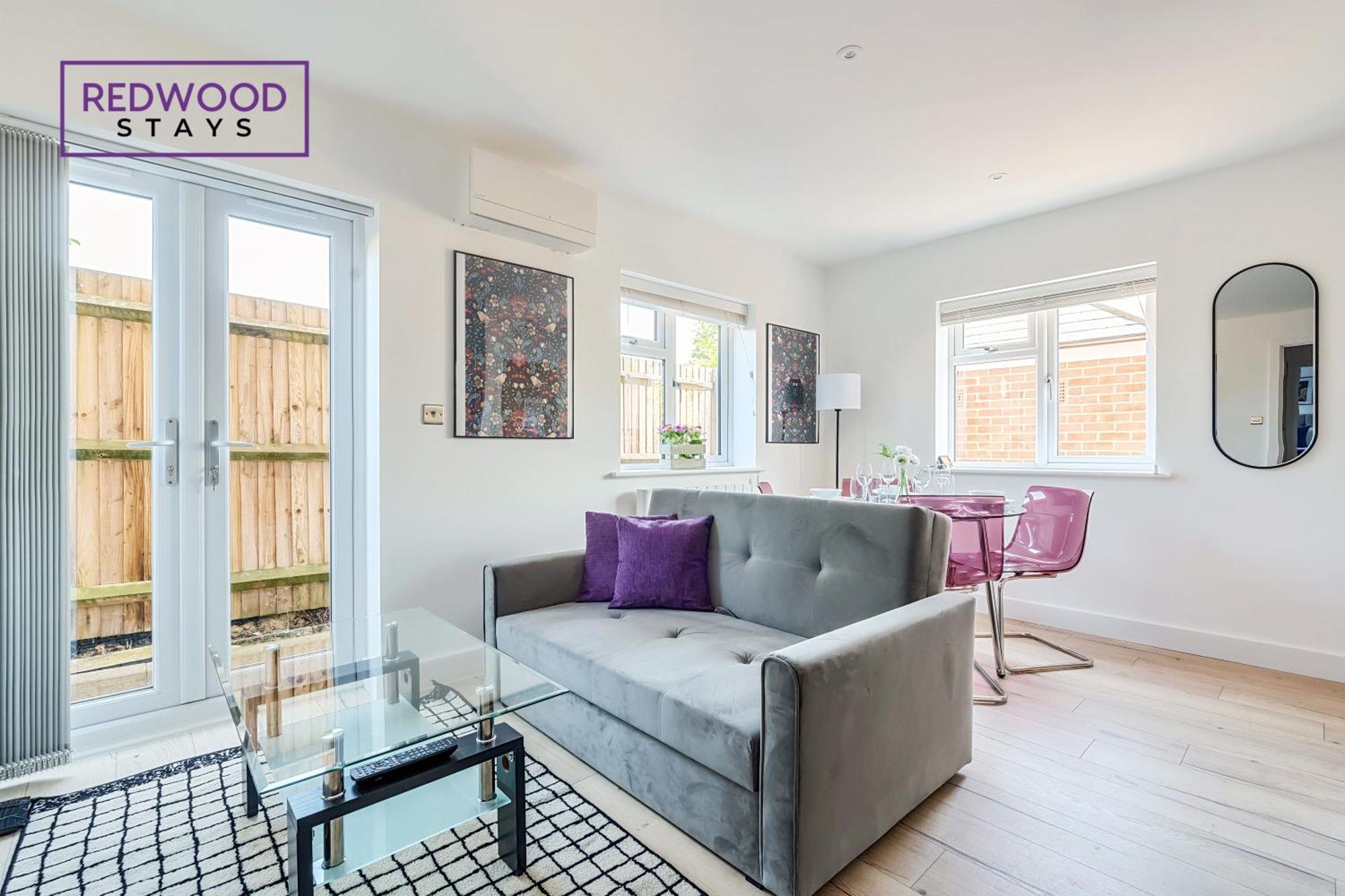 Modern Serviced Apartments For Contractors & Families With Free Parking, Wifi & Netflix By Redwood Stays ベージングストーク エクステリア 写真