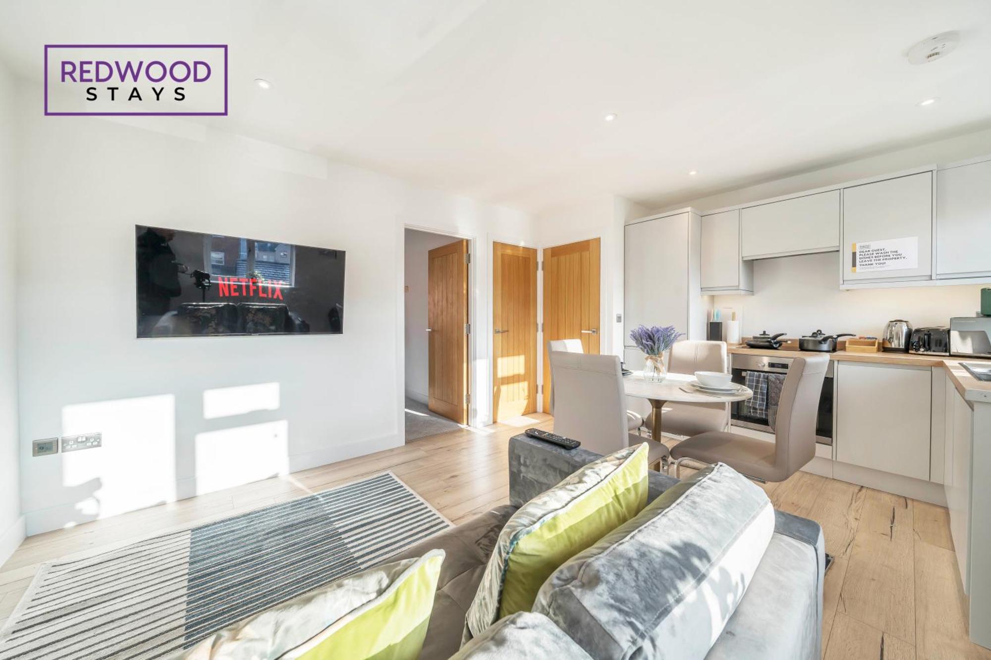 Modern Serviced Apartments For Contractors & Families With Free Parking, Wifi & Netflix By Redwood Stays ベージングストーク エクステリア 写真