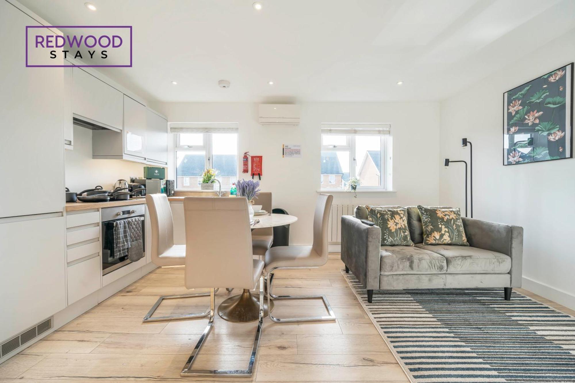 Modern Serviced Apartments For Contractors & Families With Free Parking, Wifi & Netflix By Redwood Stays ベージングストーク エクステリア 写真
