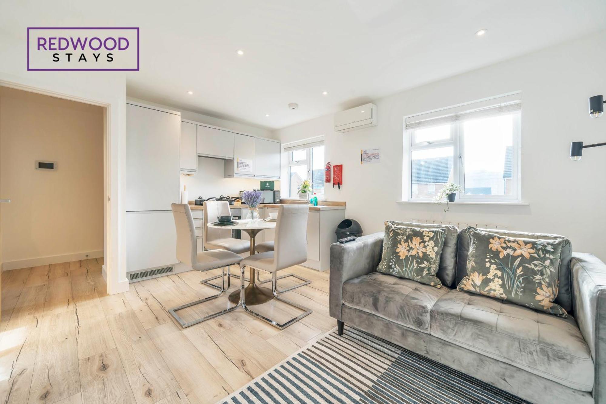 Modern Serviced Apartments For Contractors & Families With Free Parking, Wifi & Netflix By Redwood Stays ベージングストーク エクステリア 写真