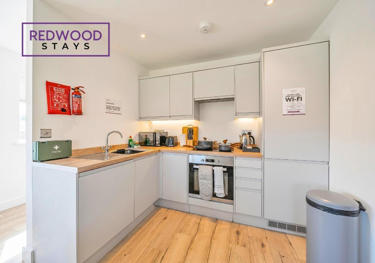 Modern Serviced Apartments For Contractors & Families With Free Parking, Wifi & Netflix By Redwood Stays ベージングストーク エクステリア 写真