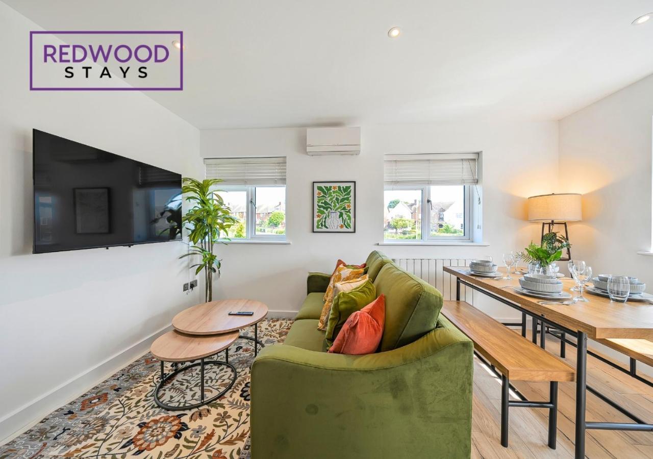 Modern Serviced Apartments For Contractors & Families With Free Parking, Wifi & Netflix By Redwood Stays ベージングストーク エクステリア 写真