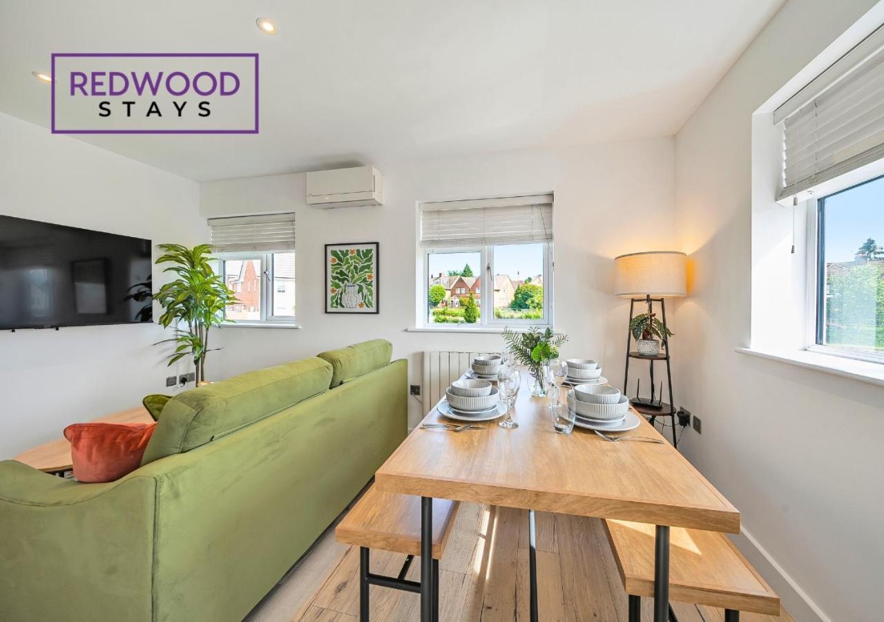 Modern Serviced Apartments For Contractors & Families With Free Parking, Wifi & Netflix By Redwood Stays ベージングストーク エクステリア 写真