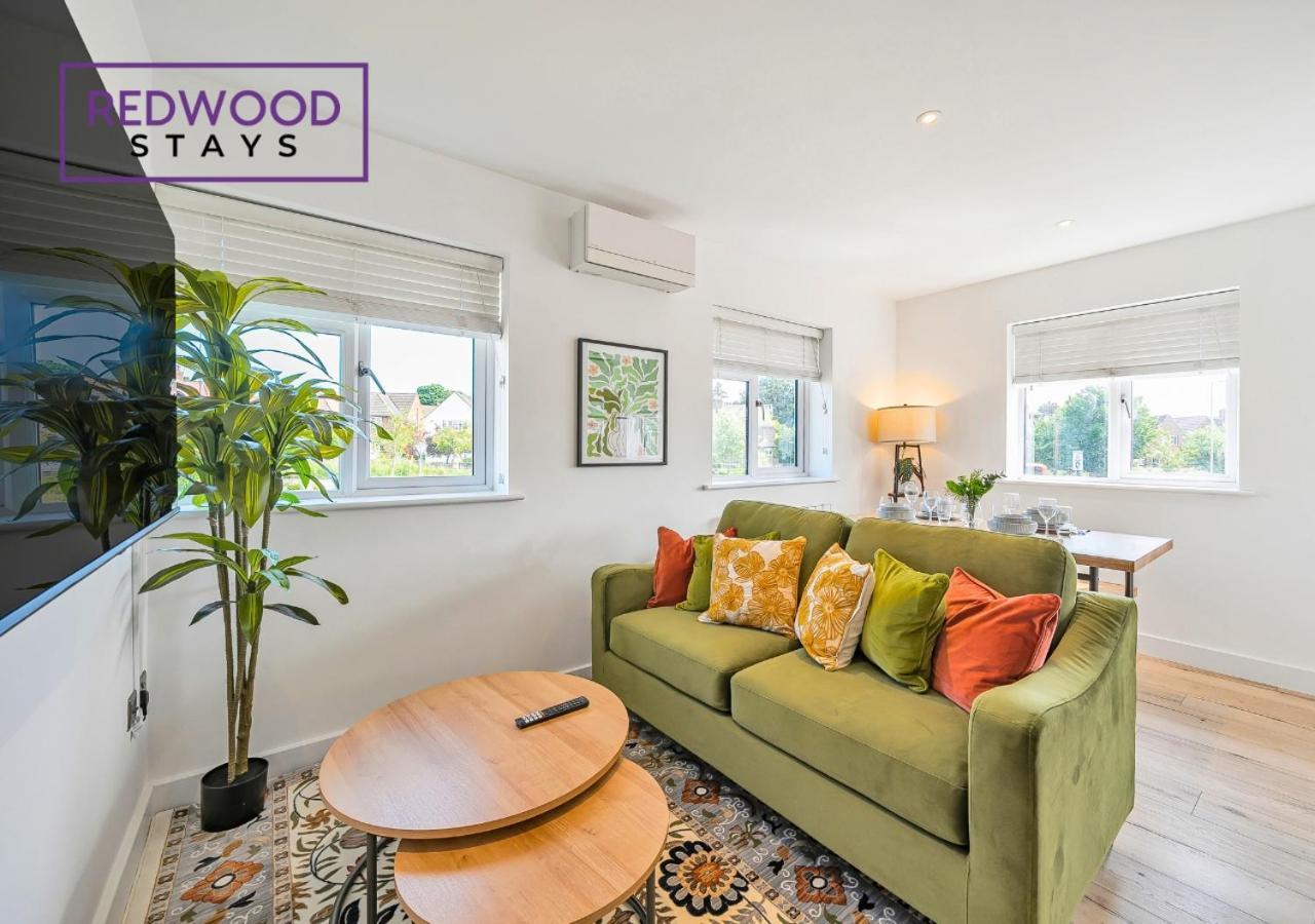 Modern Serviced Apartments For Contractors & Families With Free Parking, Wifi & Netflix By Redwood Stays ベージングストーク エクステリア 写真